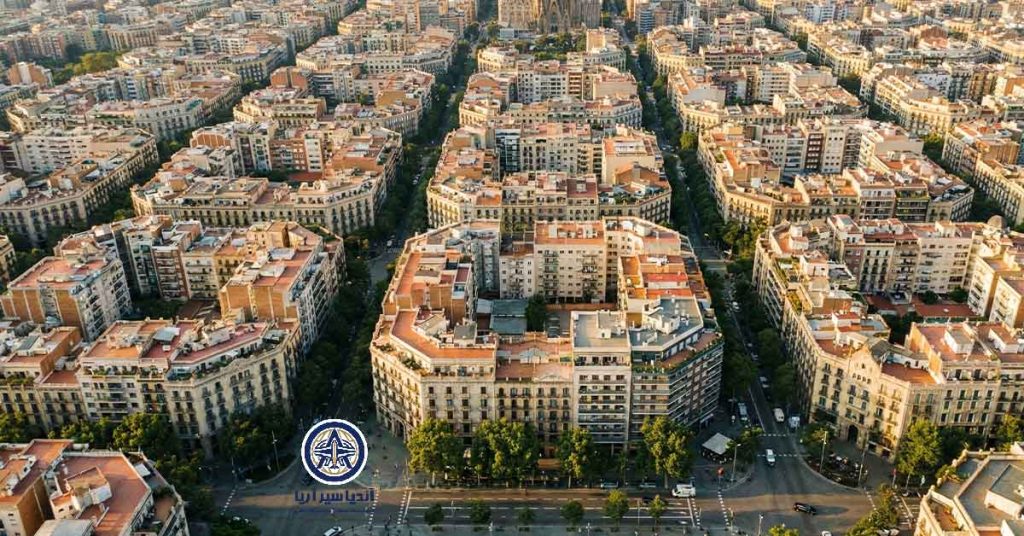 نمای هوایی یا از بالا از بلوکهای منظم و مشبک محله ایگزامپل بارسلون
