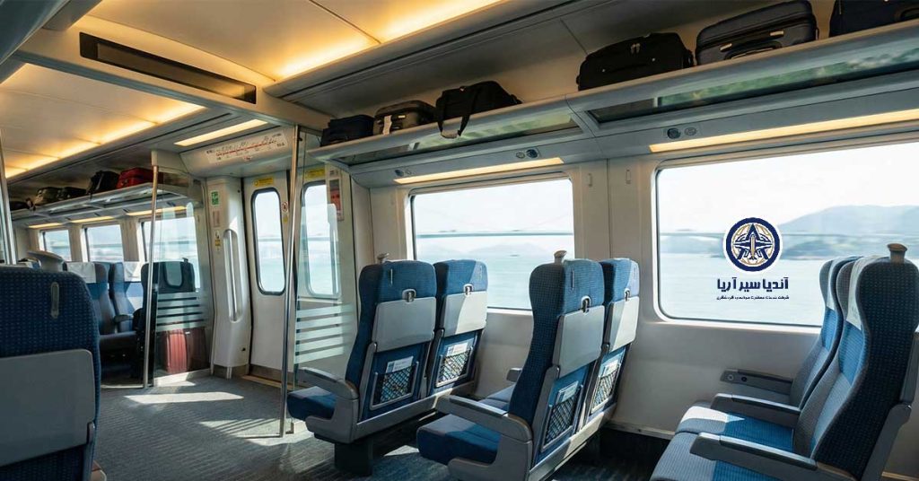 فضای داخلی مدرن و تمیز قطار سریعالسیر فرودگاه هنگ کنگ (Airport Express)