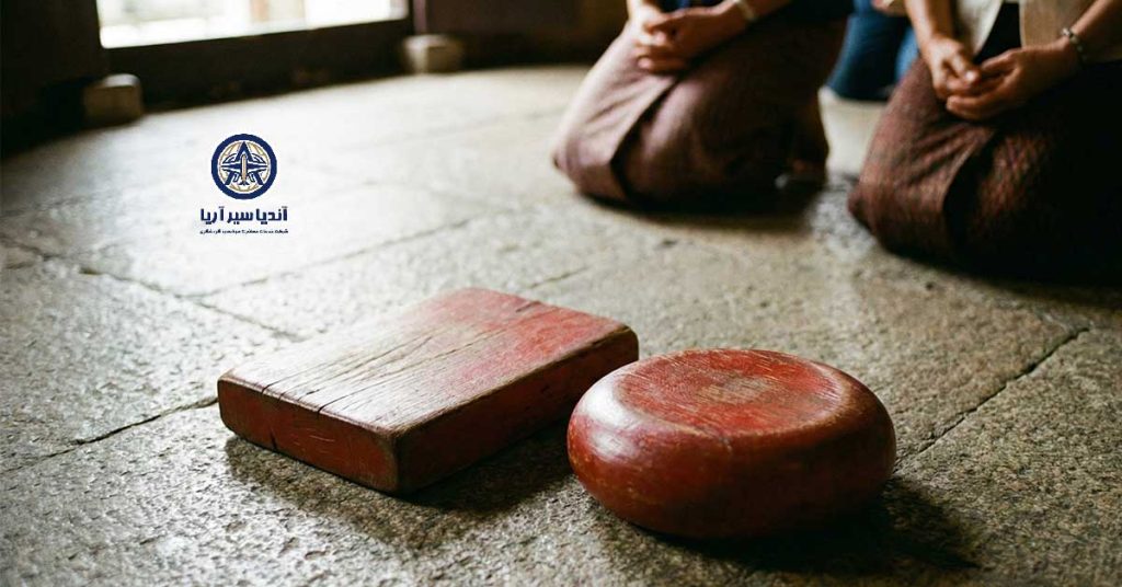 تصویر کلوزآپ از دو بلوک ماه (Bwa Bwei) قرمز رنگ روی زمین سنگی معبد