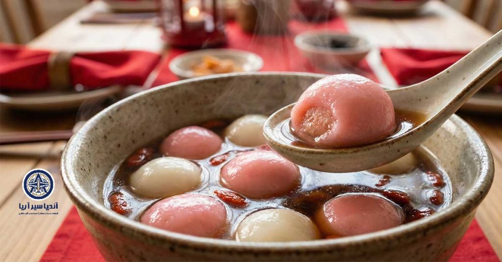 کاسهای از تانگیوآن (کوفتههای برنجی رنگی) در شربت شیرین