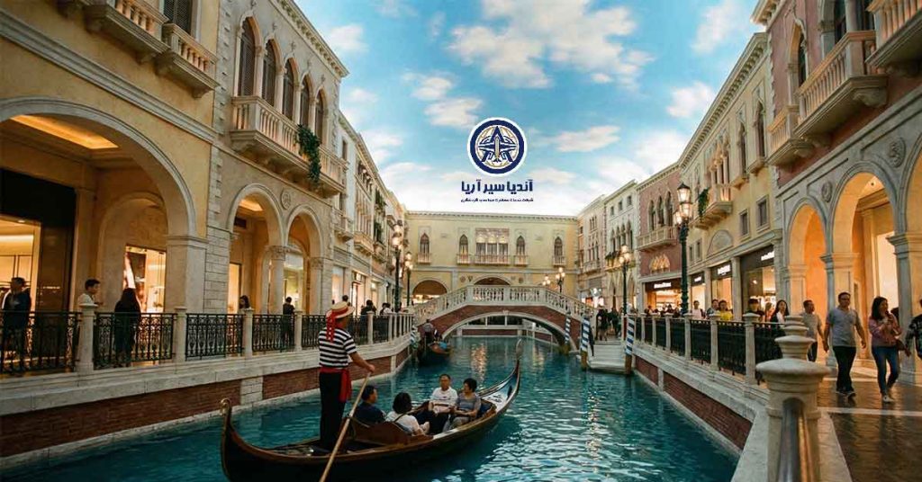 کانال آب مصنوعی و قایق گوندولا در داخل هتل ونیزی ماکائو