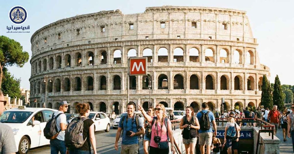 گردشگران خوشحال در حال خروج از ایستگاه مترو Colosseo با نمای آمفی‌تئاتر در پشت سر