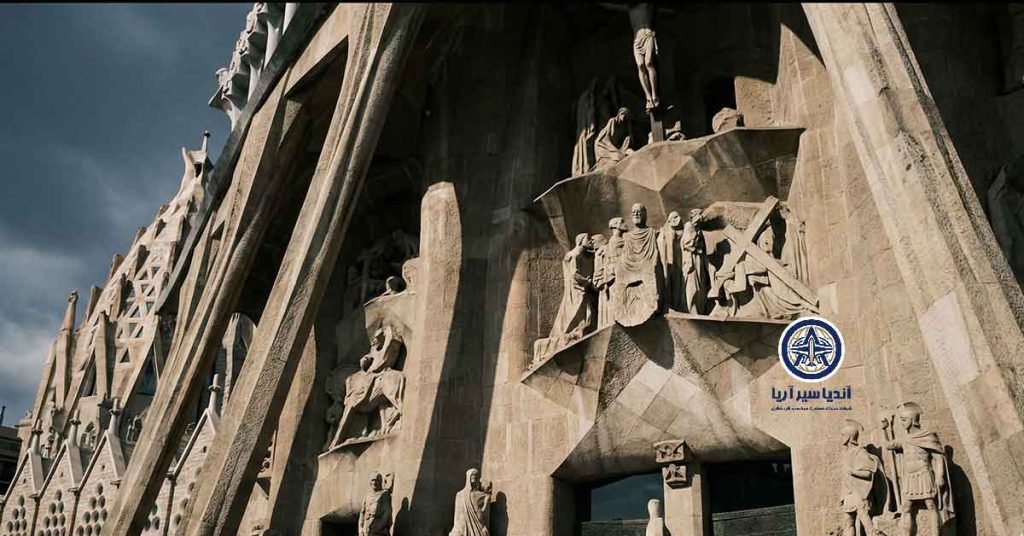 نمای نزدیک از مجسمههای زاویهدار و مدرن نمای مصائب که درد و رنج را نشان میدهند